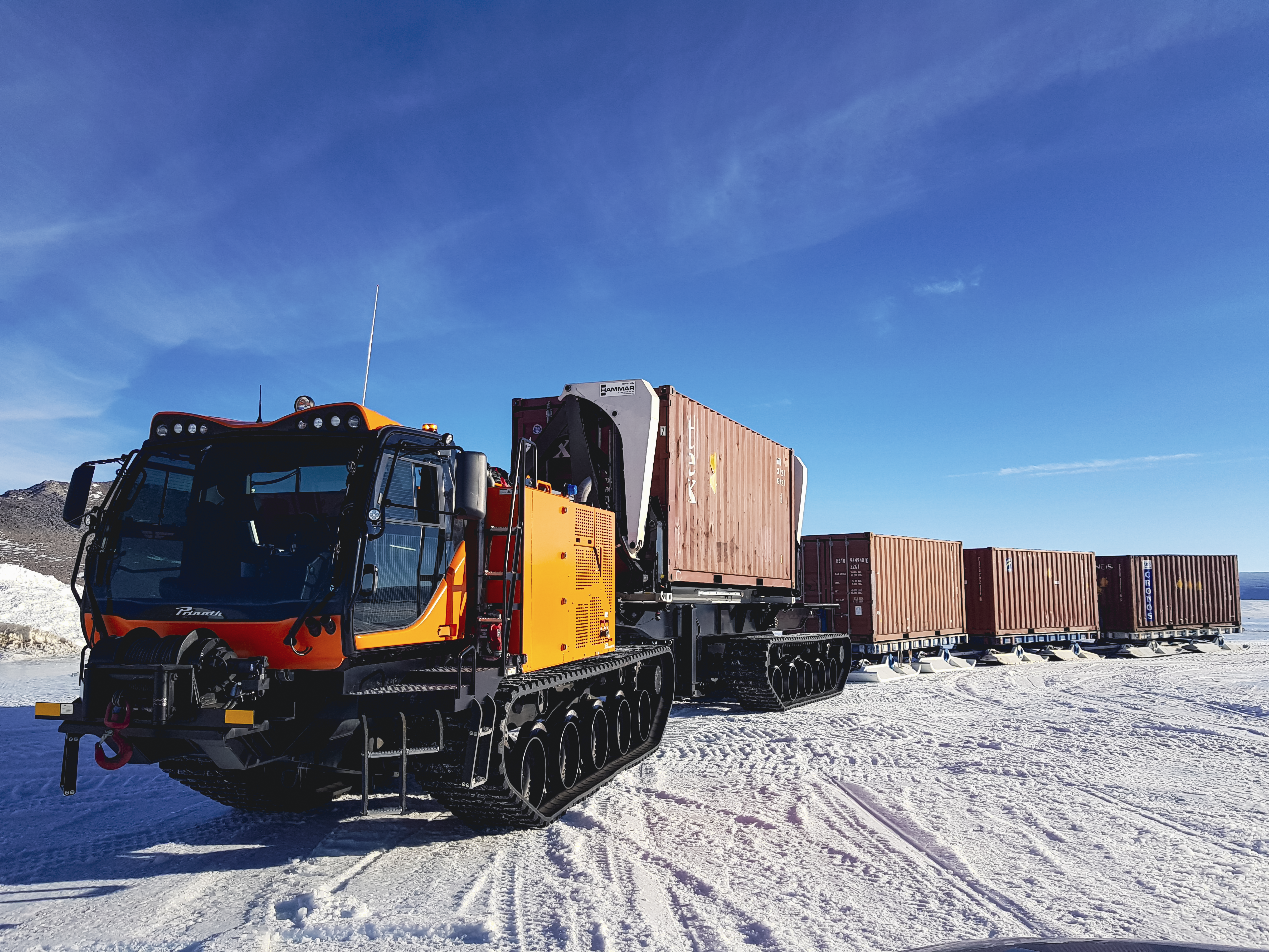 The Panther XL is the most efficient way to transport fuel and materials from the boat to your base. Featuring 120 mt towing capacity and 31,200 kg (68,785 lb) of payload, offering a range of 650 km, this vehicle can tow up to 10 trailers to streamline your logistics and reduce operating costs. 