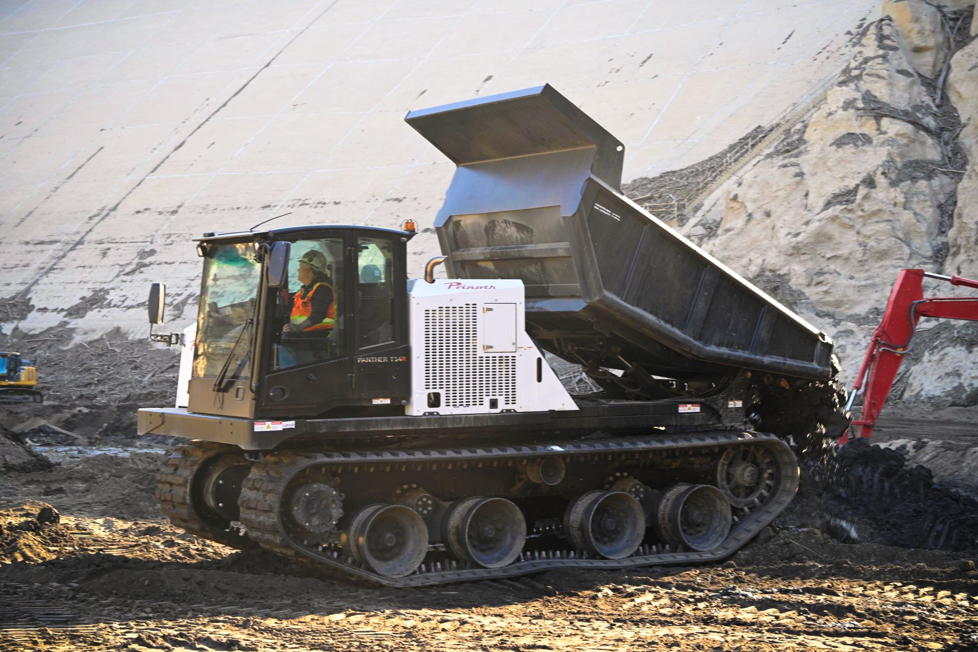 Ce projet dans le sud de la Californie avait un terrain difficile et a utilisé des véhicules Panther pour construire des routes dans une boue très difficile.