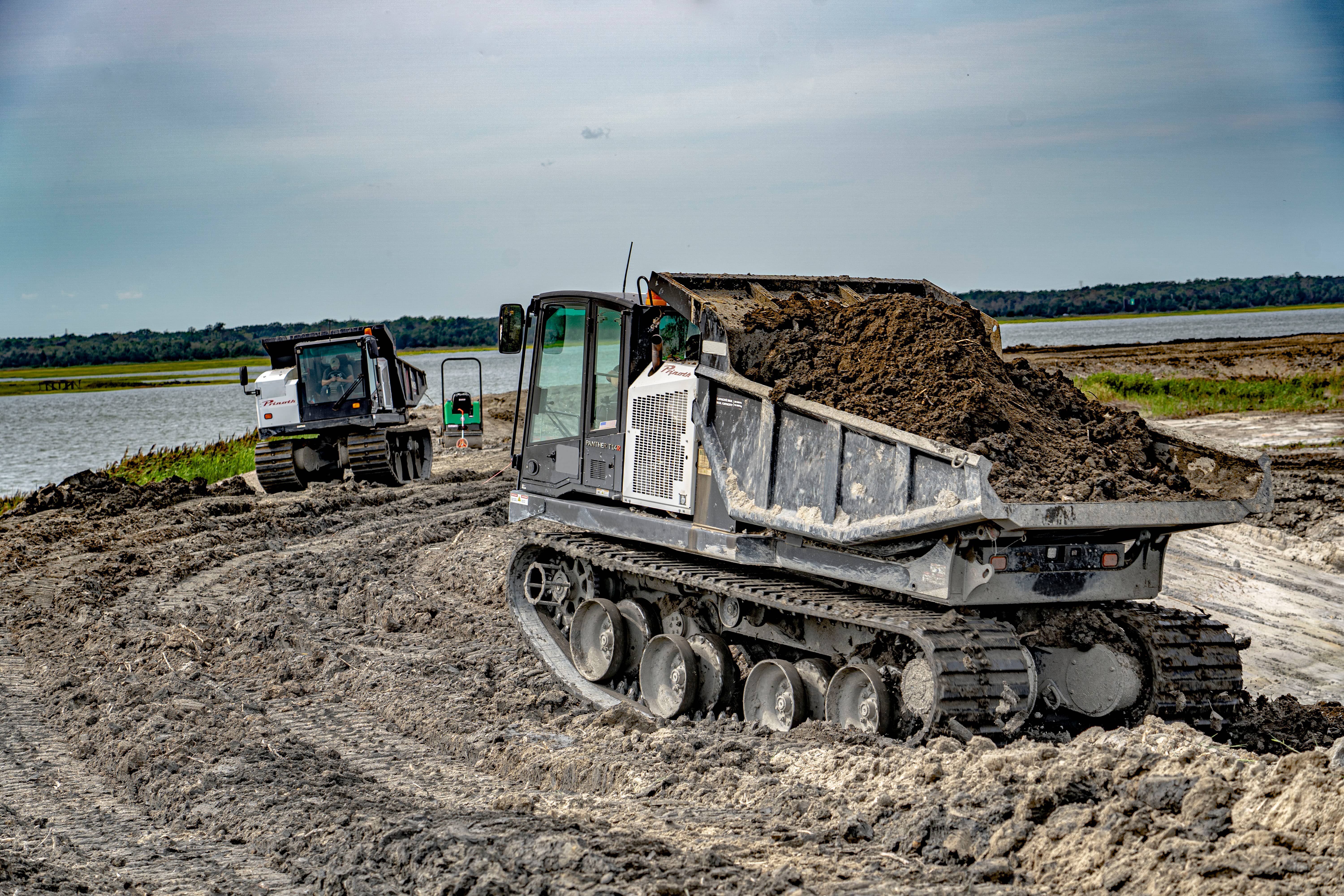 Véhicule à chenilles Prinoth sur un chantier de dragage pour la restauration environnementale.