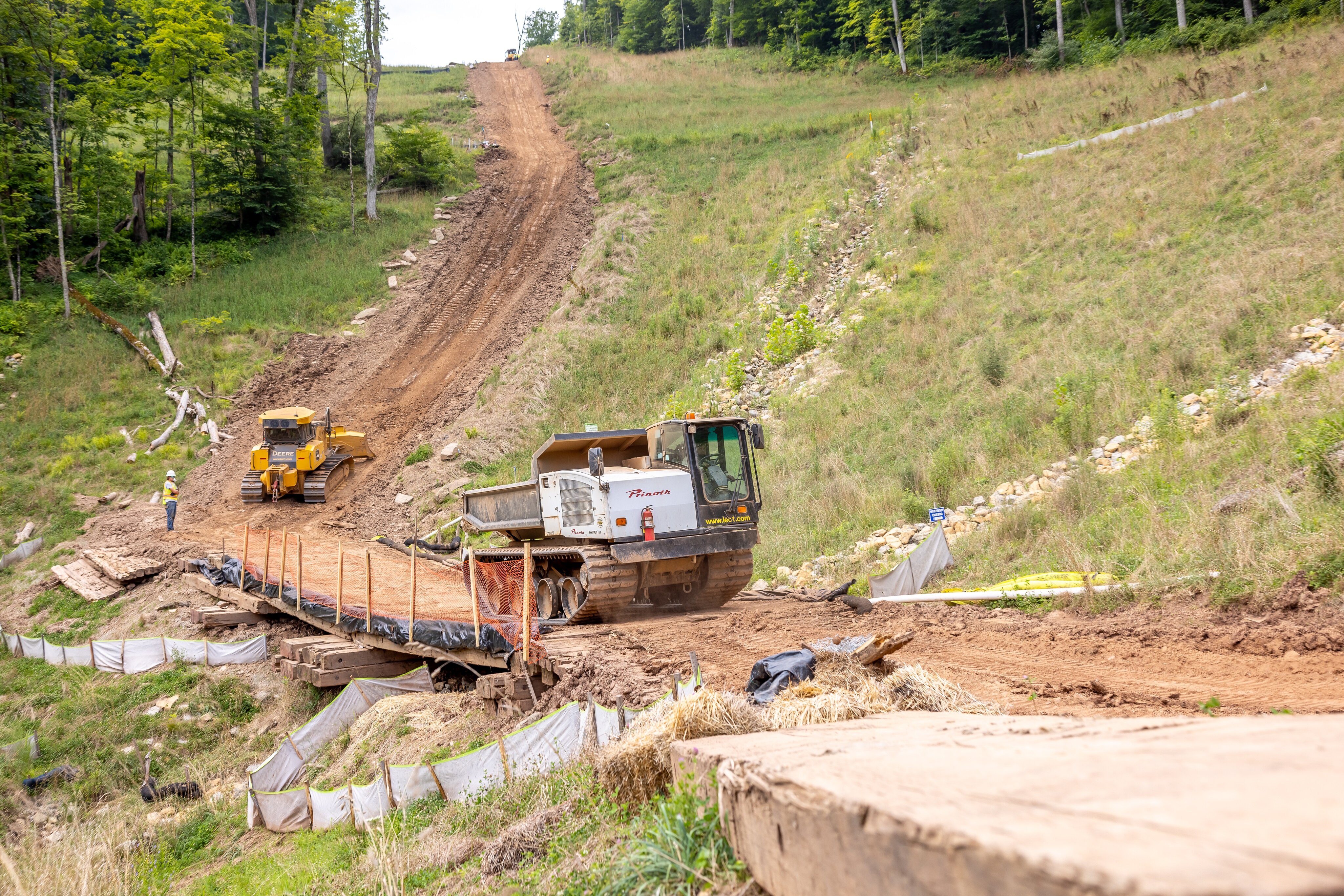 With only 6.20 psi (42.75 kPa) ground pressure when fully loaded and a capability to work on slopes of up to 60% (31°) uphill or downhill, this vehicle ensures reliable performance where access is most difficult.