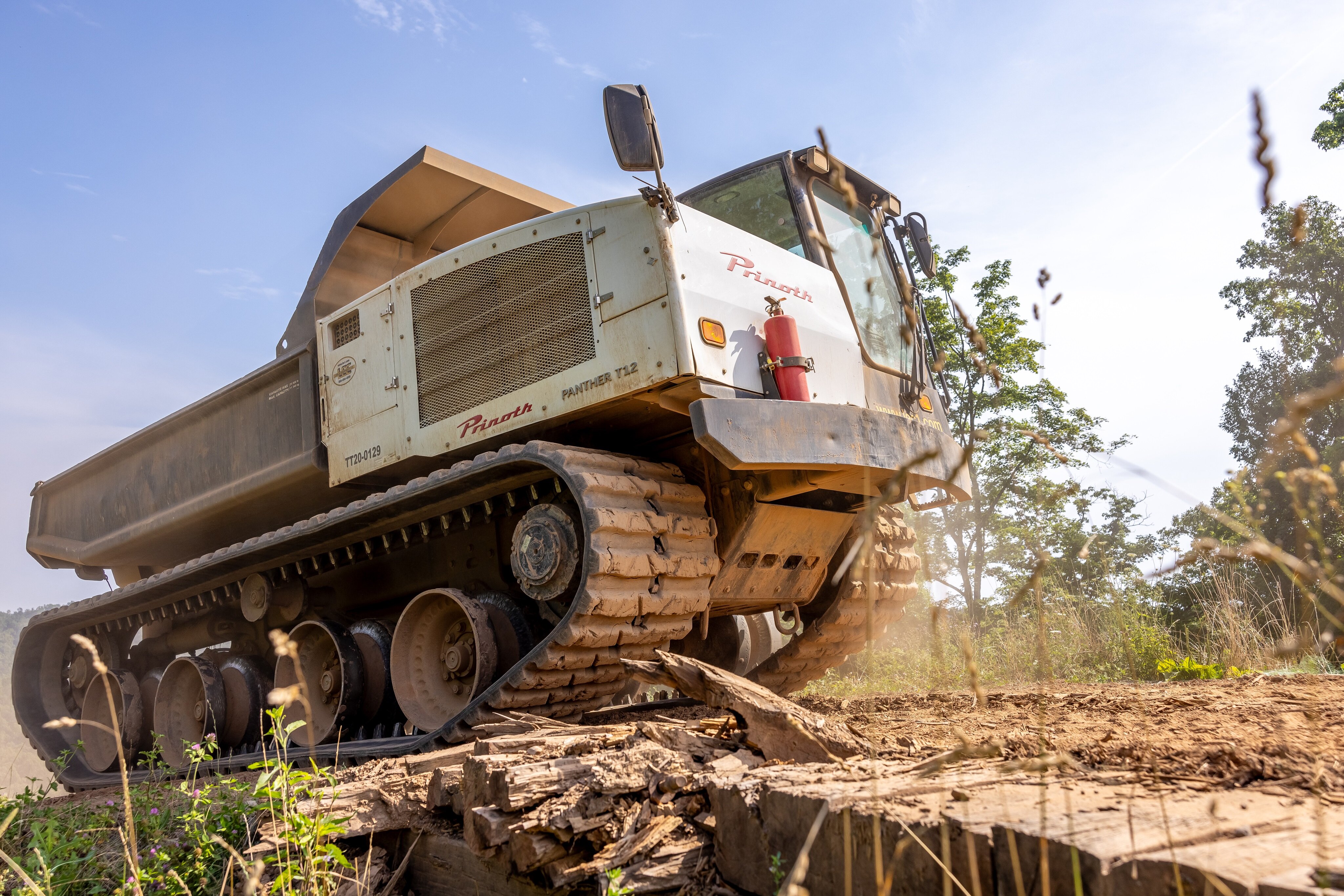 Heavy-duty steel wheels combined with high-travel suspension allow the vehicle to adapt easily to uneven soil, ruts, and ditches. The undercarriage and tracks are self-cleaning for all soil types and weather conditions, while the automatic track tensioning system simplifies maintenance.