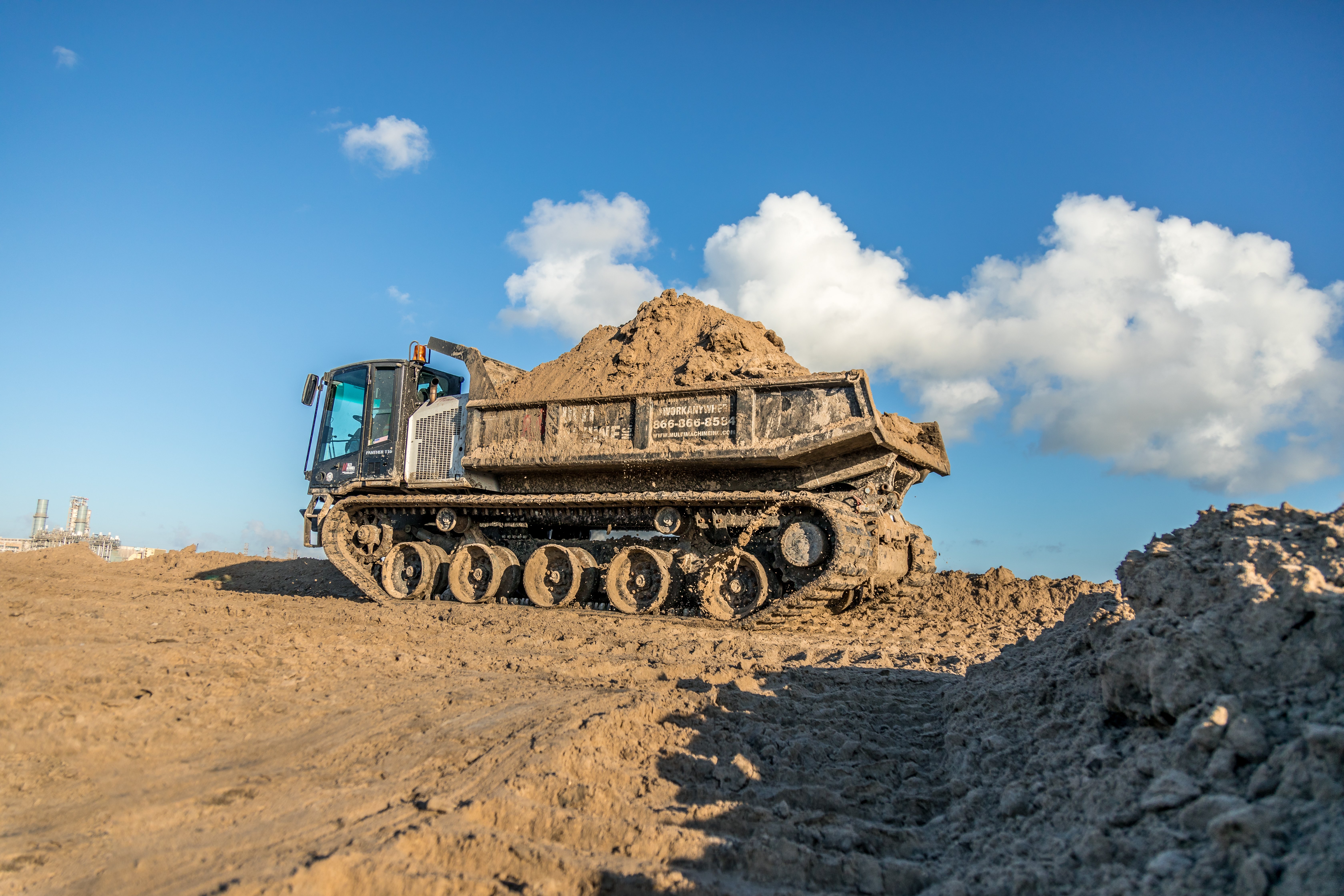 Carry up to 11.5 y³ of material Carry up to 11.5 y³ of material